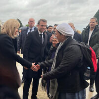 La première dame Brigitte et le président Macron serrent la main de Mme Perez, dont le frère et la nièce ont été assassinés lors du festival Nova, lors de l'hommage aux victimes françaises de l'attaque du Hamas contre Israël le 7 octobre, au mémorial des Invalides à Paris, le 7 février 2024. (Crédit : Chantal Belzberg/OneFamily) La première dame Brigitte et le président Macron serrent la main de Mme Perez, dont le frère et la nièce ont été assassinés lors du festival Nova, lors de l'hommage aux victimes françaises de l'attaque du Hamas contre Israël le 7 octobre, au mémorial des Invalides à Paris, le 7 février 2024. (Crédit : Chantal Belzberg/OneFamily)