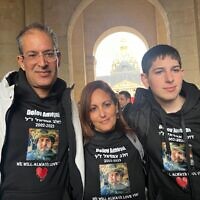 La famille Amoyal lors de l'hommage aux victimes françaises de l'attaque du Hamas contre Israël le 7 octobre, au mémorial des Invalides à Paris, le 7 février 2024. (Crédit : Chantal Belzberg/OneFamily) La famille Amoyal lors de l'hommage aux victimes françaises de l'attaque du Hamas contre Israël le 7 octobre, au mémorial des Invalides à Paris, le 7 février 2024. (Crédit : Chantal Belzberg/OneFamily)