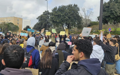 Des centaines d'activistes réclamant, à l’initiative des Mères du Front, que l'ordre d'enrôlement anticipé soit reconsidéré, devant la Knesset, à Jérusalem, le 5 février 2024. (Crédit : Capture d’écran X/Talirona)