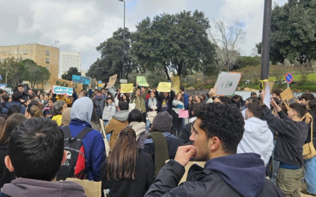 Des centaines d'activistes réclamant, à l’initiative des Mères du Front, que l'ordre d'enrôlement anticipé soit reconsidéré, devant la Knesset, à Jérusalem, le 5 février 2024. (Crédit : Capture d’écran X/Talirona)