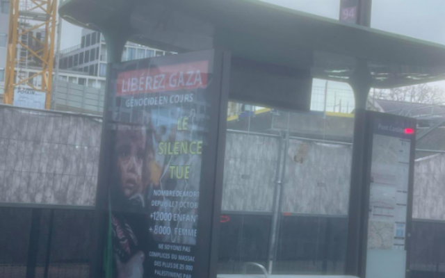Une affiche anti-Israël posée illégalement dans un abribus parisien, en février 2024. (Crédit : Ariel Goldman / X)