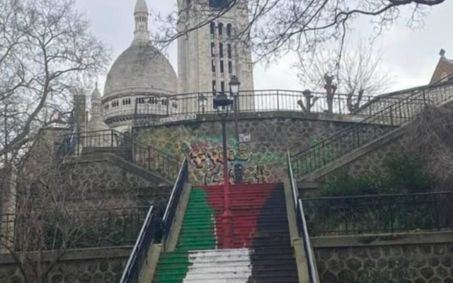 Un escalier au bas de la Basilique du Sacré-Cœur, à Paris, tagué du drapeau palestinien, le 5 février 2024. (Crédit : Capture d'écran X)