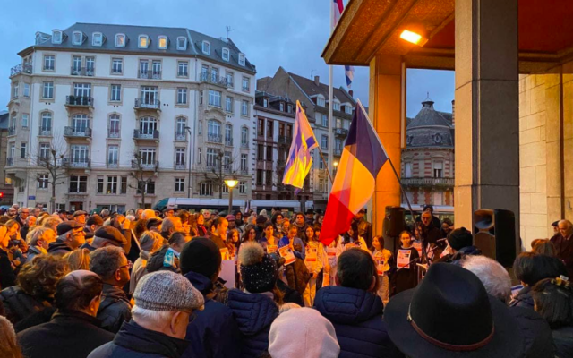 Plusieurs centaines de personnes réunies pour rendre hommage aux victimes du Hamas du 7 octobre dont 42 Franco-israéliens et appeler à la libération de tous les otages dont les trois Français toujours retenus à Gaza, à Strasbourg, le 11 février 2024. (Crédit : Pierre Jakubowicz/X)
