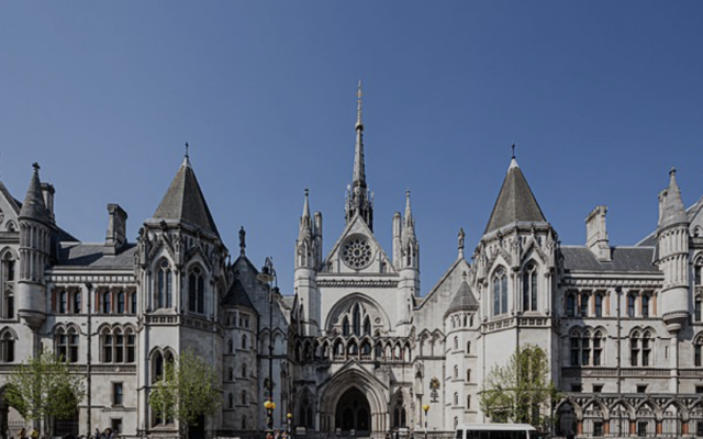 La Royal Courts of Justice, communément appelé le palais de justice, est un bâtiment de la cour de Londres qui abrite à la fois la Haute Cour et la Cour d'appel de l'Angleterre et au Pays de Galles, à Londres, au Royaume-Uni, le 20 avril 2019. (Crédit : David Castor/Wikipedia CC0)