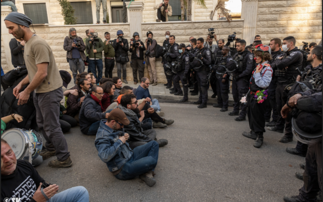 HaShoteret Az-Oolay, "la policière alors peut-être", à Jérusalem. (Crédit : Shaï Kendler)