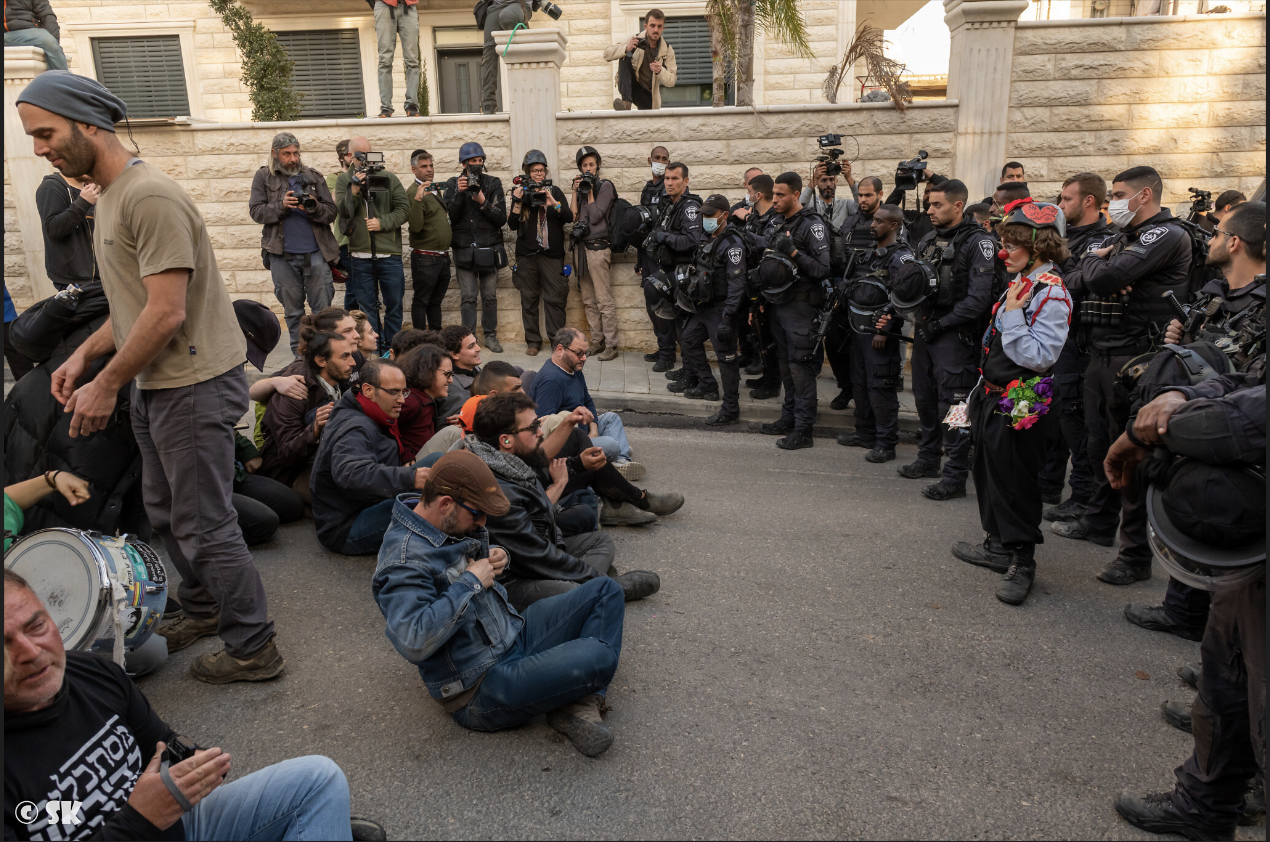HaShoteret Az-Oolay, "la policière alors peut-être", à Jérusalem. (Crédit : Shaï Kendler)