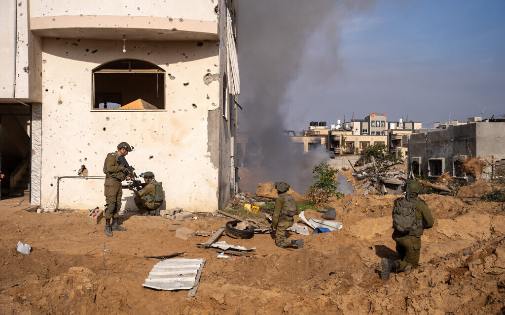 Photo d'illustration : Des réservistes gardant un tunnel du Hamas qui a été découvert à Salatin, près de Jabaliya, dans le nord de Gaza, le 7 décembre 2023. (Crédit : Emanuel Fabian/Times of Israel)