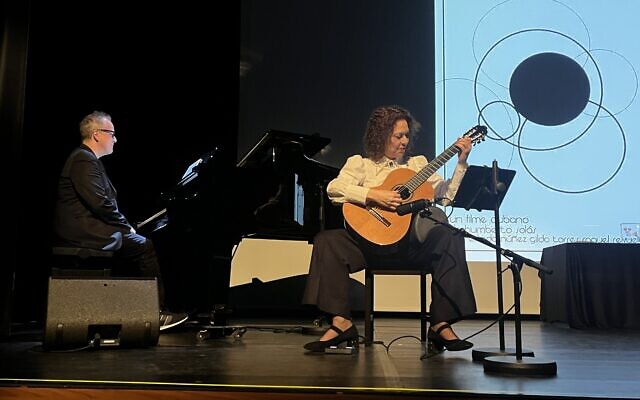 Liat Cohen et Johan Farjot, à la 4e édition du festival Dia(s)porama, à Paris, organisée du 22 janvier au 5 février 2024. (Crédit : Rachel A. Silberman)
