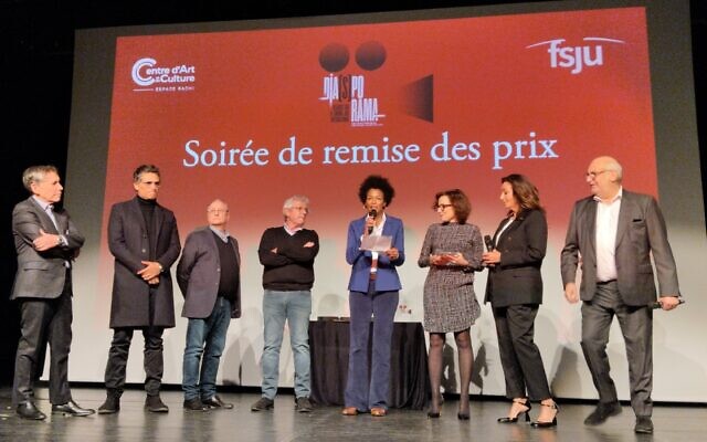 La remise du Prix spécial du jury, à la 4e édition du festival Dia(s)porama, à Paris, organisée du 22 janvier au 5 février 2024. (Crédit : Rachel A. Silberman)