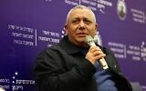 Le ministre du Cabinet de guerre Gadi Eisenkot s'exprime à l'Université Reichman à Herzliya, le 6 février 2024. (Crédit : Gilad Kavalerchik/Université Reichman)