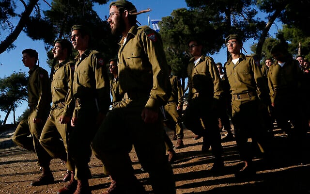Des soldats ultra-orthodoxes lors d'une cérémonie de prestation de serment à leur entrée dans l’unité de Tsahal 'Nahal Haredi', à Ammunition Hill, à Jérusalem, le 26 mai 2012. (Crédit : Miriam Alster/Flash90) Des soldats ultra-orthodoxes lors d'une cérémonie de prestation de serment à leur entrée dans l’unité de Tsahal 'Nahal Haredi', à Ammunition Hill, à Jérusalem, le 26 mai 2012. (Crédit : Miriam Alster/Flash90)