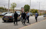 Photo d'illustration : la police sur les lieux d'un incident à Beer Sheva, dans le sud d'Israël, le 4 novembre 2022. (Crédit : Dudu Greenspan/Flash90)