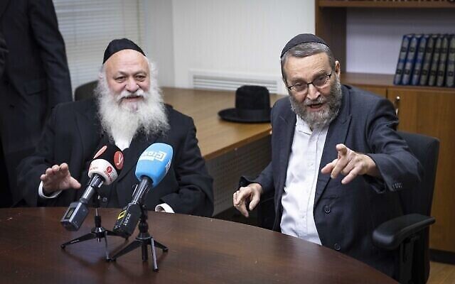 Le député Moshe Gafni, à droite, et le député Yitzhak Goldknopf s'expriment lors d'une réunion du parti Yahadout HaTorah à la Knesset à Jérusalem, le 5 décembre 2022. (Crédit : Olivier Fitoussi/Flash90) Le député Moshe Gafni, à droite, et le député Yitzhak Goldknopf s'expriment lors d'une réunion du parti Yahadout HaTorah à la Knesset à Jérusalem, le 5 décembre 2022. (Crédit : Olivier Fitoussi/Flash90)
