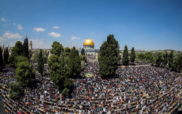 Des dizaines de milliers de fidèles musulmans lors de la dernière prière du vendredi du Ramadan à la mosquée Al-Aqsa, sur le mont du Temple de Jérusalem, le 14 avril 2023. (Crédit : Jamal Awad/Flash90) Des dizaines de milliers de fidèles musulmans lors de la dernière prière du vendredi du Ramadan à la mosquée Al-Aqsa, sur le mont du Temple de Jérusalem, le 14 avril 2023. (Crédit : Jamal Awad/Flash90)