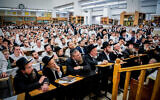 Le rabbin Dov Landa, directeur de la yeshiva Slabodka de Bnei Brak, près de Tel Aviv, donnant une leçon à la yeshiva Mir, dans le quartier ultra-orthodoxe de Mea Shearim, à Jérusalem, le 19 septembre 2023. (Crédit : Arie Leib Abrams/Flash90)