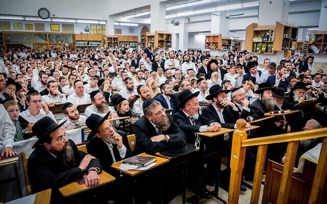Le rabbin Dov Landa, directeur de la yeshiva Slabodka de Bnei Brak, près de Tel Aviv, donnant une leçon à la yeshiva Mir, dans le quartier ultra-orthodoxe de Mea Shearim, à Jérusalem, le 19 septembre 2023. (Crédit : Arie Leib Abrams/Flash90) Le rabbin Dov Landa, directeur de la yeshiva Slabodka de Bnei Brak, près de Tel Aviv, donnant une leçon à la yeshiva Mir, dans le quartier ultra-orthodoxe de Mea Shearim, à Jérusalem, le 19 septembre 2023. (Crédit : Arie Leib Abrams/Flash90)