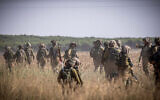 Des soldats israéliens du bataillon Netzah Yehuda patrouillant près de la frontière entre Israël et Gaza, le 20 octobre 2023. (Crédit : Yonatan Sindel/Flash90)