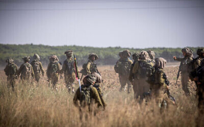 Des soldats israéliens du bataillon Netzah Yehuda patrouillant près de la frontière entre Israël et Gaza, le 20 octobre 2023. (Crédit : Yonatan Sindel/Flash90)