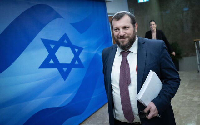Le ministre du Patrimoine Amichaï Eliyahu arrivant à une conférence du gouvernement, au Bureau du Premier ministre, le 10 décembre 2023. (Crédit : Yonatan Sindel/Flash90) Le ministre du Patrimoine Amichaï Eliyahu arrivant à une conférence du gouvernement, au Bureau du Premier ministre, le 10 décembre 2023. (Crédit : Yonatan Sindel/Flash90)