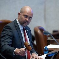 Le président de la Knesset Amir Ohana lors d'une séance plénière à la Knesset, à Jérusalem, le 25 décembre 2023. (Crédit : Yonatan Sindel/Flash90)