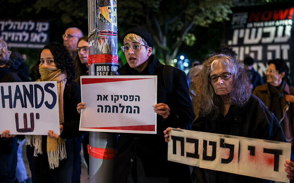 Des militants de gauche manifestent contre la guerre entre Israël et le Hamas, appelant à un cessez-le-feu, à Tel Aviv, le 27 janvier 2024. (Crédit : Itai Ron/Flash90) Des militants de gauche manifestent contre la guerre entre Israël et le Hamas, appelant à un cessez-le-feu, à Tel Aviv, le 27 janvier 2024. (Crédit : Itai Ron/Flash90)