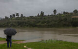 De fortes pluies au réservoir de Beit Zayit, à proximité de Jérusalem, le 28 janvier 2024. (Crédit : Chaïm Goldberg/Flash90)