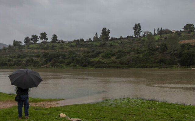 De fortes pluies au réservoir de Beit Zayit, à proximité de Jérusalem, le 28 janvier 2024. (Crédit : Chaïm Goldberg/Flash90) De fortes pluies au réservoir de Beit Zayit, à proximité de Jérusalem, le 28 janvier 2024. (Crédit : Chaïm Goldberg/Flash90)