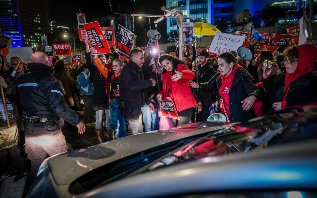 Une manifestation en faveur d'un accord pour la libération des otages devant le siège du ministère de la Défense, à Tel Aviv, le 1er février 2024. (Crédit : Avshalom Sassoni/Flash90)