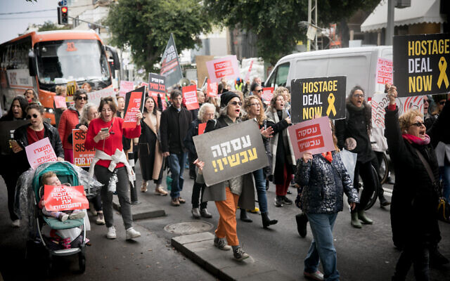 Des femmes défilent pour la libération des otages israéliens détenus par les terroristes du Hamas à Gaza, à Tel Aviv, le 1er février 2024. (Crédit : Miriam Alster/Flash90) Des femmes défilent pour la libération des otages israéliens détenus par les terroristes du Hamas à Gaza, à Tel Aviv, le 1er février 2024. (Crédit : Miriam Alster/Flash90)
