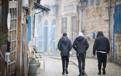 Des passants dans la vieille ville de Safed, dans le nord d'Israël, le 4 février 2024. (Crédit : David Cohen/Flash90)