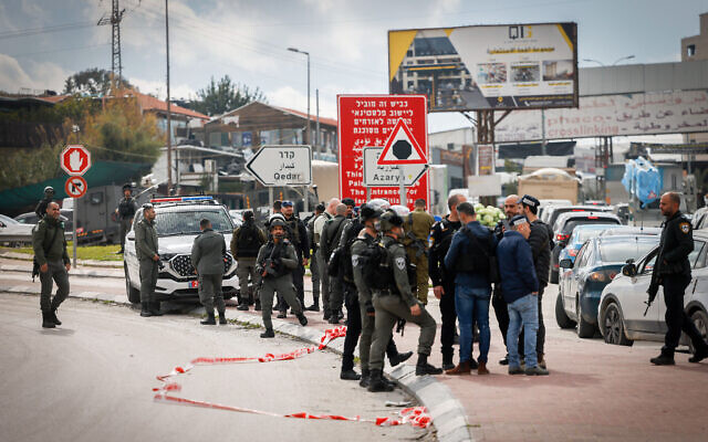 La police sur les lieux d'une attaque terroriste dans la ville d'al-Eizariya en Cisjordanie, à l'extérieur de Jérusalem, le 5 février 2024. (Crédit : Chaïm Goldberg/Flash90)