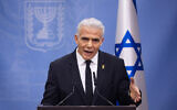 Le leader de l'opposition Yair Lapid lors d'une réunion de faction à la Knesset de Jérusalem, le 5 février 2024. (Crédit : Yonatan Sindel/ Flash90)