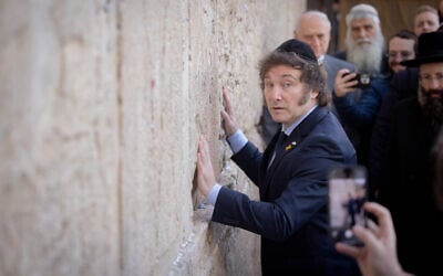 Le président argentin Javier Milei visitant le mur Occidental, dans la Vieille Ville de Jérusalem, le 6 février 2024. (Crédit : Chaïm Goldberg/Flash90)