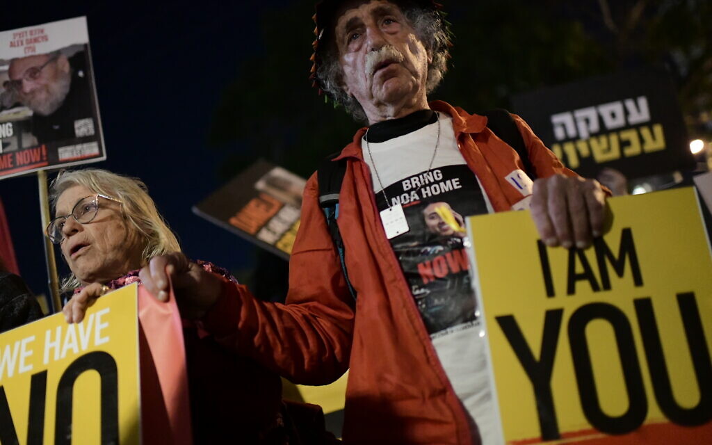 Des Israéliens participant à un rassemblement appelant à la libération des Israéliens retenus en otage par les terroristes du Hamas à Gaza devant le siège du ministère de la Défense, à Tel Aviv, le 8 février 2024. (Crédit : Tomer Neuberg/FLASH90)