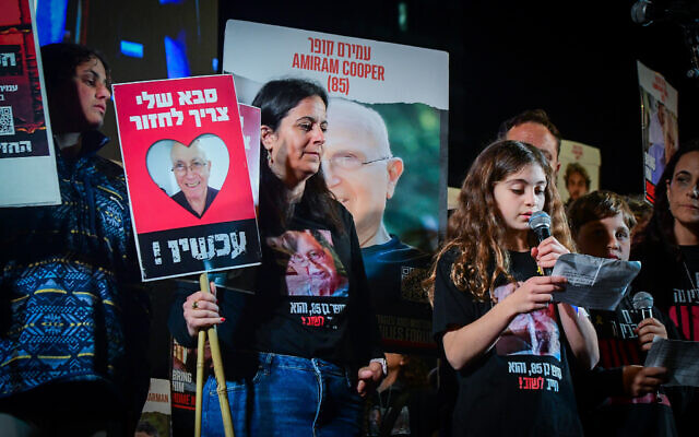 Des proches d'otages demandent la libération de leurs proches sur la place des otages à Tel Aviv, le 10 février 2024 (Photo d'Avshalom Sassoni/Flash90)