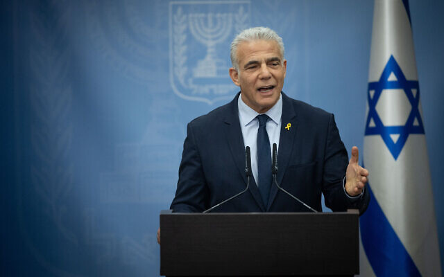 Le chef de l'opposition et député de Yesh Atid, Yaïr Lapid, s’exprimant lors d'une réunion de faction à la Knesset, à Jérusalem, le 12 février 2024. (Crédit : Yonatan Sindel/Flash90) Le chef de l'opposition et député de Yesh Atid, Yaïr Lapid, s’exprimant lors d'une réunion de faction à la Knesset, à Jérusalem, le 12 février 2024. (Crédit : Yonatan Sindel/Flash90)