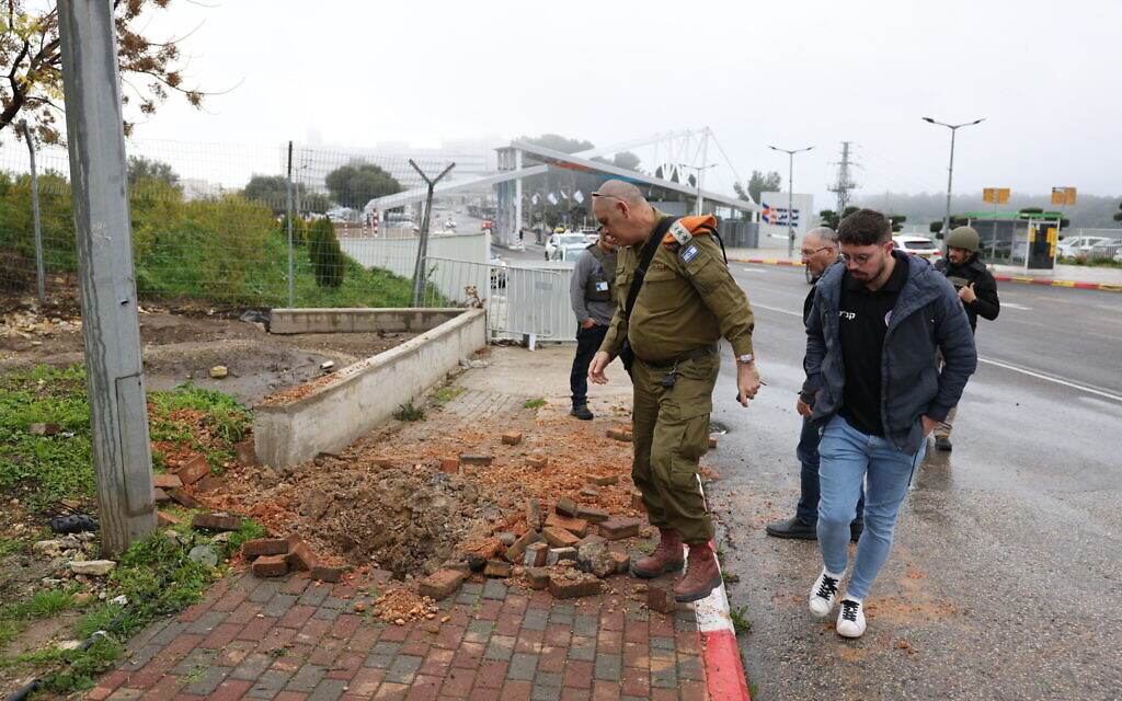 Les forces de sécurité israéliennes sur les lieux de l'impact d'une roquette tirée du Liban vers la ville de Safed, le 14 février 2024. (Crédit : David Cohen/Flash90)