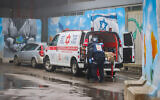 Des blessés arrivant à l’hôpital Ziv  après une attaque à la roquette, à Safed, le 14 février 2024. (Crédit : David Cohen/Flash90)