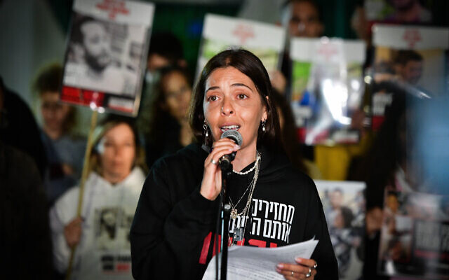 Moran Stela Yanai, une otage qui a été libérée, lors d'un discours télévisé pour le compte des familles des captifs, réclamant la libération de ces derniers de Gaza, le 15 février 2024. (Crédit : Avshalom Sassoni/Flash90) Moran Stela Yanai, une otage qui a été libérée, lors d'un discours télévisé pour le compte des familles des captifs, réclamant la libération de ces derniers de Gaza, le 15 février 2024. (Crédit : Avshalom Sassoni/Flash90)