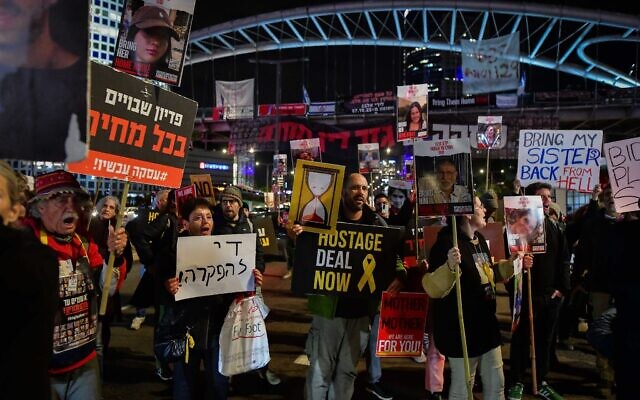 Des Israéliens manifestent devant le siège du ministère de la Défense à Tel Aviv, réclamant la libération des otages, le 15 février 2024. (Crédit : Avshalom Sassoni/Flash90)