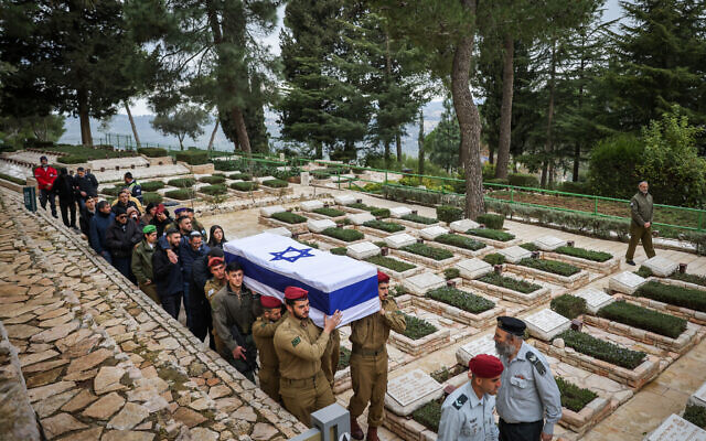 Funérailles du sergent Noam Haba, tombé au combat à Gaza, au cimetière militaire du mont Herzl, le 16 février 2024. (Crédit : Chaim Goldberg/Flash90)