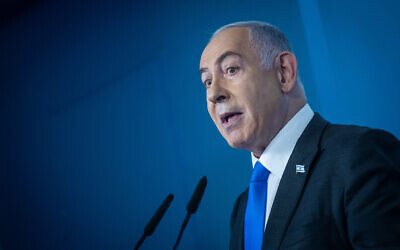 Le Premier ministre Benjamin Netanyahu lors d'une conférence de presse au bureau du Premier ministre à Jérusalem, le 17 février 2024. (Crédit : Yonatan Sindel/Flash90)