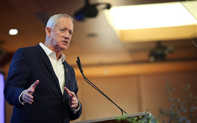 Le ministre Benny Gantz s'exprimant lors d'une réunion de la Conférence des présidents des principales organisations juives américaines, à Jérusalem, le 18 février 2024. (Crédit : Yonatan Sindel/Flash90) Le ministre Benny Gantz s'exprimant lors d'une réunion de la Conférence des présidents des principales organisations juives américaines, à Jérusalem, le 18 février 2024. (Crédit : Yonatan Sindel/Flash90)