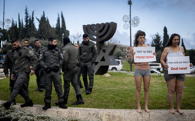 Des manifestantes appelant à de nouvelles élections et à la libération des Israéliens kidnappés par les terroristes du Hamas à Gaza, devant la Knesset, le parlement israélien à Jérusalem, le 19 février 2024. (Crédit 
: Chaim Goldberg/Flash90)