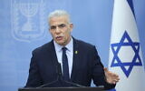 Le chef de l'opposition Yaïr Lapid dirigeant une réunion de sa faction Yesh Atid, à la Knesset, à Jérusalem, le 19 février 2024. (Crédit : Yonatan Sindel/Flash90)