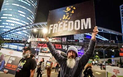 Des familles d'otages détenus par le Hamas à Gaza demandent au gouvernement de trouver une solution pour la libération des captifs lors d'une manifestation devant les quartiers généraux de l'armée de la Kirya, à Tel Aviv, le 22 février 2024. (Crédit : Avshalom Sassoni/Flash90)