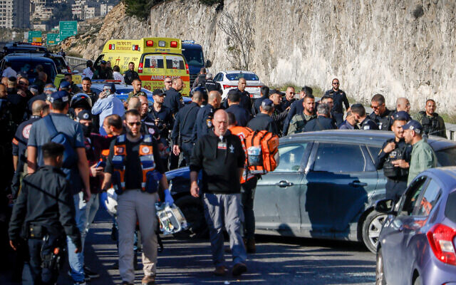 La police sur les lieux d'un attentat terroriste sur la Route 1, près de Maale Adumim, en Cisjordanie, le 22 février 2024. (Crédit : Chaïm Goldberg/FLASH90) La police sur les lieux d'un attentat terroriste sur la Route 1, près de Maale Adumim, en Cisjordanie, le 22 février 2024. (Crédit : Chaïm Goldberg/FLASH90)