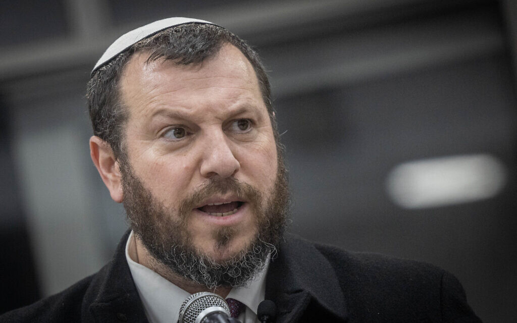 Le ministre du Patrimoine, Amichaï Eliyahu, s'exprimant lors des funérailles de Matan Elmaliach, victime du terrorisme, au cimetière de Maale Adumim, le 22 février 2024. (Crédit : Chaïm Goldberg/Flash90) Le ministre du Patrimoine, Amichaï Eliyahu, s'exprimant lors des funérailles de Matan Elmaliach, victime du terrorisme, au cimetière de Maale Adumim, le 22 février 2024. (Crédit : Chaïm Goldberg/Flash90)