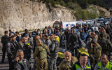 Les forces de l'ordre et de secours israéliennes sur les lieux d'une fusillade terroriste à un poste de contrôle près de Maale Adoumim, en Cisjordanie, le 22 février 2024. (Crédit : Chaim Goldberg/Flash90)