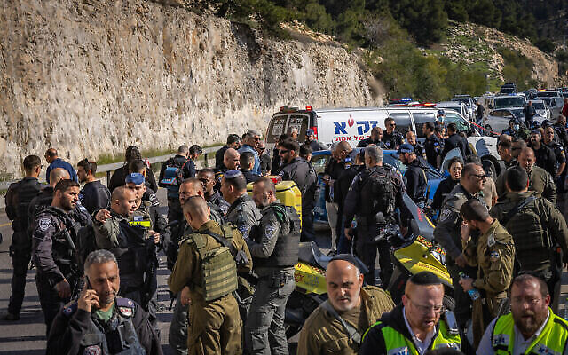 Les forces de l'ordre et de secours israéliennes sur les lieux d'une fusillade terroriste à un poste de contrôle près de Maale Adoumim, en Cisjordanie, le 22 février 2024. (Crédit : Chaim Goldberg/Flash90) Les forces de l'ordre et de secours israéliennes sur les lieux d'une fusillade terroriste à un poste de contrôle près de Maale Adoumim, en Cisjordanie, le 22 février 2024. (Crédit : Chaim Goldberg/Flash90)
